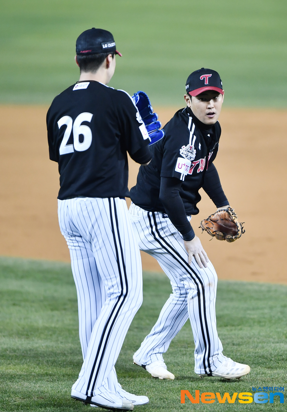 The first leg of the 2020 Shinhan Bank SOL KBO League postseason semi-playoff (two-game winning system) Doosan Bears VS LG Twins game was held at Jamsil-dongBaseball Park in Songpa-gu, Seoul on the afternoon of November 4.Pitcher Lee Min-ho applauds LG Jung Ju-hyeon, who hit a difficult hitter with a second-runner in the third inning.1.2 in the second inning.Doosan was the first-round pick, Flexen was the first player, and Lee Min-ho was the first playerThe previous semi-playoffs have been held 28 times, of which the first-round winning team has made 24 playoff appearances; the odds have been close to 87 percent.expressiveness
