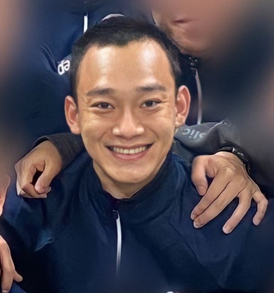 According to various online communities on the 4th, you can see Chens hair cut short.The training center where Chen entered released a Rekrut photo, and it seems that the fan who confirmed it posted it online.In the photo, Chen is laughing with a bright expression among Rekrut motives.Chen is currently serving his duties as an Enlisted, active duty member at the Army Training Center on March 26. He is scheduled to Discharge in 2022.Chen debuted as an EXO member in 2012 and before Enlisted released a solo song Hello featuring autumn sensibility.In January, she held her daughter in her arms with her non-entertainment girlfriend and marriage, in April.