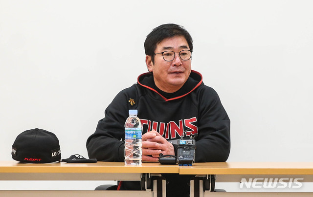 LG Twins coach Ryu Joong-il has not hidden his boundaries against opposing starter Chris Flexen (Doosan Bears).LG will play the first game of the 2020 professional baseball semi-playoff (two wins in three games) with the Doosan Bears at Jamsil Stadium on the 4th.The meaning of the first edition in a short-term game is greater: the team that takes the first game can take the atmosphere, so the teams most powerful pitcher is selected.Plessen is the Doosan starter to face LG on the day, and Flexen had a two-month absence due to an ankle injury in mid-July, but showed an overwhelming pitch after returning in early September.Ryu, who has to break down Flexen, also noted this part.The opponents pitching point is the point, Ryu said, Flexen was sick and there was a gap, and since then he seems to have become another player.The ball was fast and the curves were falling very well. I got Feelings that I got better. How to attack is the point. LG is a lineup that leads to Hong Chang-ki (middle fielder)Oh Ji-hwan (Shortstop)Hyun-soo Kim (left fielder)-Roberto Ramos (first baseman)-Chae Eun-sung (designated hitter)-Lee Hyung-jong (right fielder)-Kim Min-sung (third baseman)-Yoo Kang-nam (captain)-Jung Joo-hyun (2th baseman) Were going after Senn.Hyun-soo Kim, who hit the No. 2 hitter in the Help Heroes and WildCard game, moved to No. 3, and Oh Ji-hwan, who was on No. 6, moved to No. 2.I thought it was appropriate for Kyonggi today to go to the second place, Ryu said. I think I should expect to be on the other side.LGs starting mound will feature high school graduate Lee Min-ho, who has 4 wins, 4 losses and a 3.69 ERA in 20Kyonggi this year.We have to overcome the pressure, Ryu said.I do not think there is anything nervous when I see Minho doing it on the mound, he said. I do not want to be nervous when I first go out in the postseason, I want to throw my ball and come down.Tyler Brian Wilson will be the starting pitcher for the second leg.Brian Wilson, who suffered an elbow injury at the end of the regular season, was originally expected to start Game 3, but he was able to put in early as he raised his physical condition.Brian Wilson said he was fine during his recovery training yesterday, and Chung Chan-heon is waiting behind Brian Wilson with 1 + 1, Ryu said.Ryu has been defeated by the Samsung Lions Lions coach, and in the 2015 Korea Series, he was defeated by the Doosan Bears, led by Kim Tae-hyung.In the next five years, he was reunited with Kim in a different uniform in the postseason.I dont have a good memory, Ryu said, laughing, I moved the team again and met him (LG and Doosan) and he had a total of 2 wins and 2 losses in the postseason.I want to do a good Kyonggi, he said.Selection Lee Min-ho, if youd just throw it briskly.