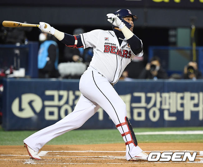 Jose Miguel Fernandez (Doosan) has been flying Homer since his first at-bat.Fernandez started the game as a designated hitter in the first game of the postseason semi-playoff with the LG Twins of the 2020 Shinhan Bank SOL KBOUEFA Champions League at Jamsil-dong Stadium in Seoul on the 4th.Fernandez, who had the highest number of UEFA Champions League hits with 199 Hit this season, was sluggish with a batting average of 77 in the Korean series last year.But he flew Homer from the first at-bat of the day.Fernandez, who entered the plate at first base with a 0-0 lead, hit Lee Min-hos slider and left the right fence.Lee Min-hos slider caught on Fernandez bats correctly as he was driven into the middleDoosan took the lead 2 - 0.