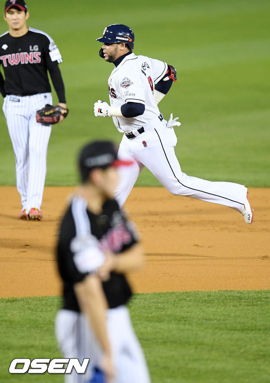 On the afternoon of the afternoon of the 4th, Seoul Jamsil-dongBaseball park played the first game of the 2020 Shinhan Bank SOL KBO League semi-playoff Doosan Bears and LG Twins.Doosan Fernandez, first baseman in the first inning, is on the ground after a two-run homer in the first inning.