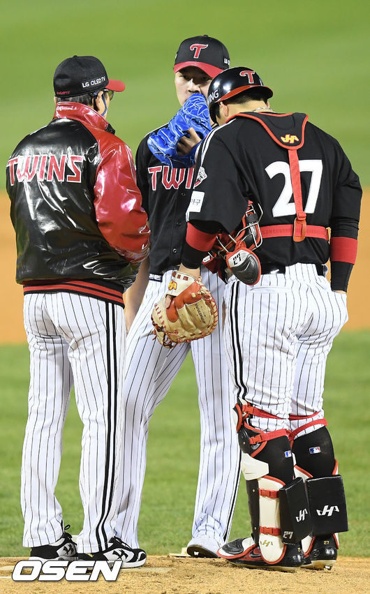 On the afternoon of the afternoon, the Doosan Bears and LG Twins played in the first game of the 2020 Shinhan Bank SOL KBO League semi-playoff at Seoul Jamsil-dong baseball field.LG starter Lee Min-ho, who allowed first baseman Doosan Fernandez to lead the game in the first inning, is talking to coach Choi Il-un on the mound.