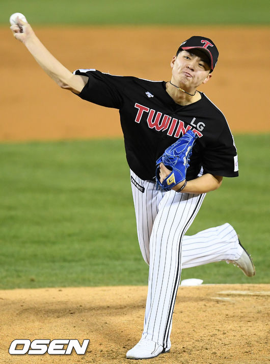 On the afternoon of the afternoon of the 4th, Seoul Jamsil-dongBaseball park played the first game of the 2020 Shinhan Bank SOL KBO League semi-playoff Doosan Bears and LG Twins.LG starter Lee Min-ho is spraying the ball vigorously on the Mound.
