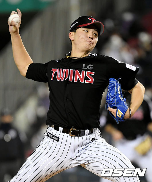 On the afternoon of the afternoon of the 4th, Seoul Jamsil-dongBaseball park played the first game of the 2020 Shinhan Bank SOL KBO League semi-playoff Doosan Bears and LG Twins.LG starter Lee Min-ho climbed to the Mound in the first inning and threw a strong ball