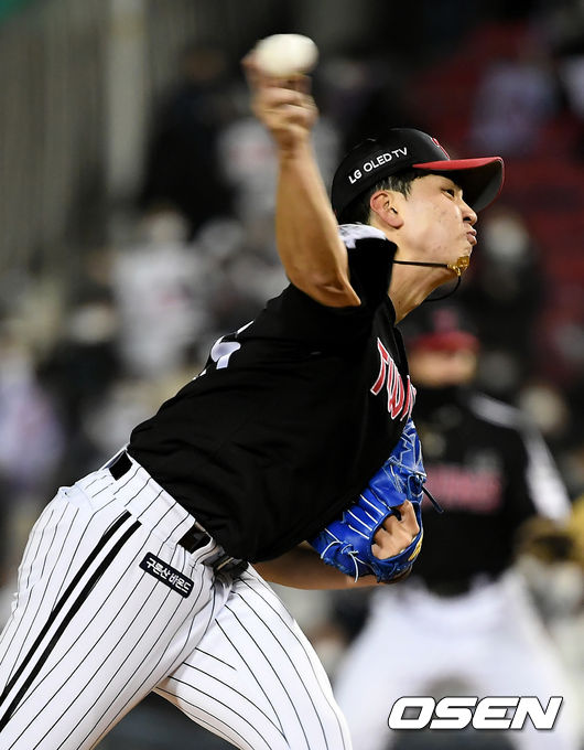 On the afternoon of the afternoon, Doosan Bears and LG Twins played in the first game of the 2020 Shinhan Bank SOL KBO League semi-playoff at Jamsil-dong-dong Baseball park in Seoul.Lee Min-ho, who started LG in the first inning, climbed on the Mound and sprinkled the ball vigorously