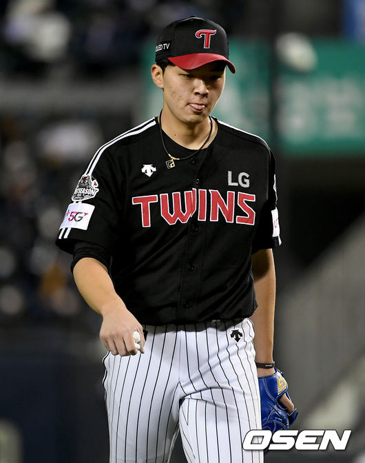 On the afternoon of the afternoon, Doosan Bears and LG Twins played in the first game of the 2020 Shinhan Bank SOL KBO League semi-playoff at Jamsil-dong-dong Baseball park in Seoul.Lee Min-ho, who allowed a two-run homer to Doosan Fernandez after the end of the first inning,