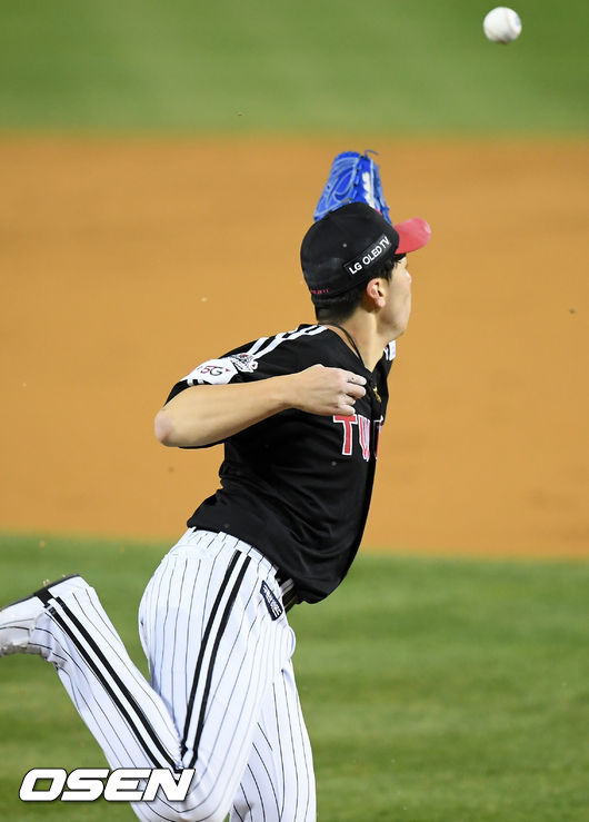 On the afternoon of the afternoon, Doosan Bears and LG Twins played in the first game of the 2020 Shinhan Bank SOL KBO League semi-playoff at Jamsil-dong-dong Baseball park in Seoul.Lee Min-ho, LG starter, is Tousing first base in the second inning when Doosan Su-bins surprise bunt.