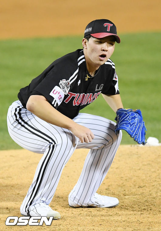On the afternoon of the afternoon of the 4th, Seoul Jamsil-dongBaseball park played the first game of the 2020 Shinhan Bank SOL KBO League semi-playoff Doosan Bears and LG Twins.In the third inning, one runner, first baseman Doosan Oh Jae-il, is disappointed when the ball is thrown at the plate.