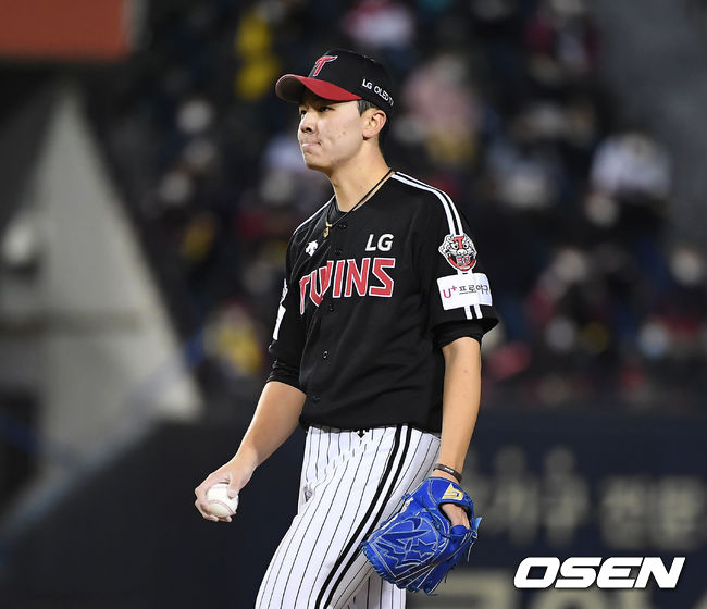 On the afternoon of the afternoon of the 4th, Seoul Jamsil-dongBaseball park played the first game of the 2020 Shinhan Bank SOL KBO League semi-playoff Doosan Bears and LG Twins.Moussa LG Lee Min-ho is sorry after allowing a walk in the fourth inning.