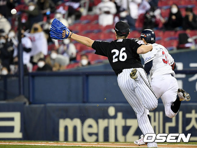 On the afternoon of the afternoon, the Doosan Bears and LG Twins played in the first game of the 2020 Shinhan Bank SOL KBO League semi-playoff at the Jamsil-dong Baseball Park in Seoul.LG Lee Min-ho was in first base in the second inning when Doosan Jung Soo-bins surprise bunt