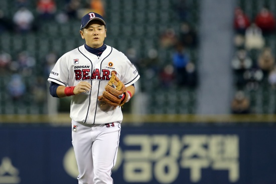 The Doosan Bears and LG Twins semi-playoff first-round lineup will be announced at Jamsil-dongBaseball Park in Seoul on April 4.Doosan put forward Chris Flexen, 26, and LG put Lee Min-ho, 19, as starters Pitcher.Both starters Pitcher have debuted to the KBO league this year, and the postseason is todays first appearance.Doosan made the batting line with Hur Kyoung-min (third baseman) - Fernandez (designated hitter) - Oh Jae-il (first baseman) - Kim Jae-hwan (left winger) - Park Gun-woo (right winger) - Park Se-hyuk (capture) - Kim Jae-ho (captivity) - Jung Su-bin (middle fielder) - Oh Jae-won (second baseman).LG formed a batting line with Hong Chang-ki (middle fielder) - Oh Ji-hwan (short fielder) - Kim Hyun-soo (left fielder) - Ramos (1 baseman) - Chae Eun-sung (nominated hitter) - Lee Hyung-jong (right fielder) - Kim Min-sung (3 baseman) - Yoo Kang-nam (possessed) - Jung Joo-hyun (2 baseman).Choi Joo-hwan, who suffered from plantar fasciitis until the end of the season, was excluded from the starting lineup as a player protection.Its hard to pick today, Doosan coach Kim Tae-hyung told former reporters in Kyonggi.I could go out for a while, but I decided to send it out to the pinch because there could be an injury, said Choi Joo-hwan, who said, Hur Kyoung-min will go to No. 1 instead.Hur Kyoung-min did well at No.1, he said.Choi Joo-hwan was strong this year against LGs Lee Min-ho, with two hits (one homer) and two RBIs in six at-bats, a .333 batting average and an OPS 1.262.He was very strong with two home runs and 11 RBIs, batting .423, and OPS 1.107 against LG as well as Lee Min-ho, so the absence of Choi Joo-hwan is a pity.Choi Joo-hwans second base absence is replaced by Oh Jae-won, who hit .232 with an OPS 0.688 in 85Kyonggi this year.Meanwhile, Doosan coach Kim Tae-hyung has asked players to do just as usual, showing confidence that they can win if they do it as usual.Photo: Doosan Bears offered