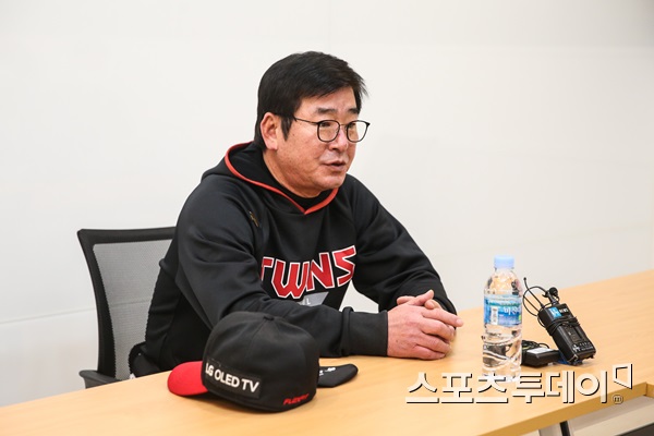 LG Twins coach Ryu Joong-il was wary of Cole Hamels Chris Flexen in Game 1 of the Doosan Bears semi-playoff (jun-PO).LG will play Doosan and 2020 Shinhan Bank SOL KBO League postseason semi-playoff (jun PO) at 6:30 pm on the 4th at Jamsil Stadium in Seoul.LG won the ticket to the semi-PO by defeating Help Heroes 4-3 after 13 extra-time bloodshed in the first game of the Wild Card game on the 2nd.Brian Wilson is going to go to a pitcher who is waiting for 1 + 1 after he is okay with his recovery training, said Ryu Joong-il, who met with reporters before Doosan and Jun PO.Brian Wilson will have to look at the condition when he throws tomorrow, but (Chung) Chanheon is waiting behind and (Im) Chan Kyu is waiting for Gaya as much as he can.There may be pain, or you may lose strength; youre Gaya to the extent that Brian Wilson can go, he said.Asked if there was a change in batting order, he said: There is, not a big change, not a special reason, not after a meeting with Kochijin, I decided that Oh Ji-hwan would be better off going to No. 2.I think I should expect to change the order. We have to get through it, we dont seem nervous when we see it on the mound, said Lee Min-ho, who is making his debut in the first autumn baseball stage and starting the first game of the semi-PO.I do not know how many to throw as usual, but I want to throw it vigorously. Flexen is key: I met him in May, but he hit well, and he scored. I think he became another player after the injury.I think it has improved that much. It is the key to how many hitters are targeting. On the other hand, LG line-updated in the order of Hong Chang-ki (middle fielder) - Oh Ji-hwan (shortstop) Kim - Hyun-soo (left fielder) - Roberto Ramos (first baseman) - Chae Eun-sung (nominated hitter) - Lee Hyung-jong (right fielder) - Kim Min-sung (third baseman) - Yoo Kang-nam (captain) - Jung Joo-hyun (second baseman).Cole Hamels is Lee Min-ho.