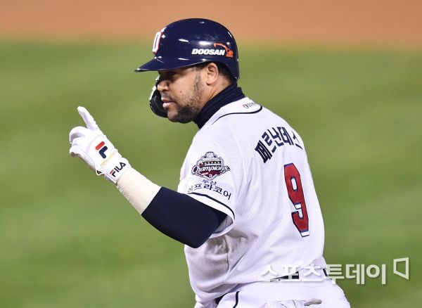 The Doosan Bears overpowered the steamer with Jose Miguel Fernandez Turan Homer.Fernandez started his career as a designated hitter in the home game against the LG Twins of the SOL KBO League in Shinhan Bank 2020 at 6:30 pm at Jamsil-dong Stadium in Seoul on April 4.Fernandez shot a two-run homer in the first inning, aiming for the second ball of LGs Cole Hamels Lee Min-ho in the first inning.This is Fernandezs first homer of the postseason.Doosan, meanwhile, is leading 2-0 to LG.