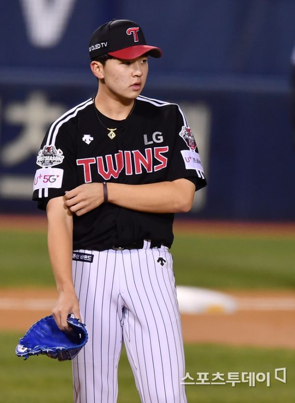 LG Cole Hamels Lee Min-ho is homer to Doosan Fernandez in the first leg of the semi-playoffs of LG and Doosan in the 2020 professional baseball postseason at Seoul Jamsil-dongBaseball park on the 4th.2020.11.04.