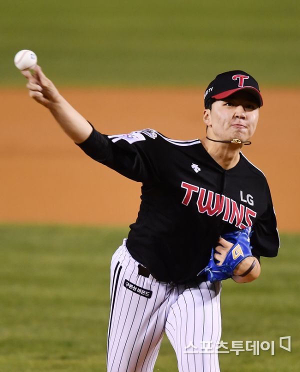 LG Cole Hamels Lee Min-ho is in the first game of the semi-playoffs of LG and Doosan in the 2020 professional baseball postseason at Seoul Jamsil-dongBaseball park on the 4th.2020.11.04.