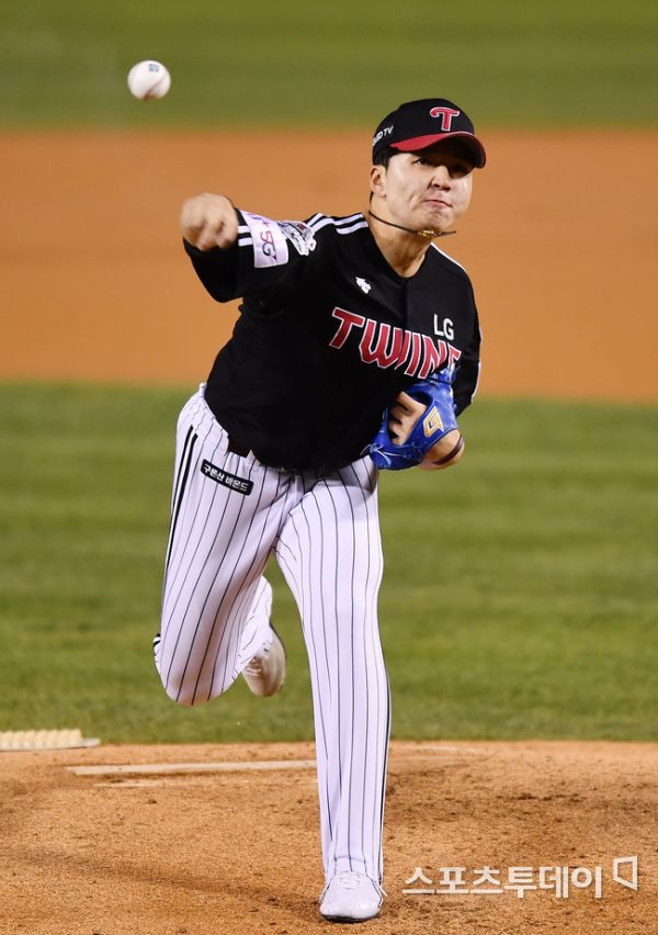 LG Cole Hamels Lee Min-ho is in the first game of the semi-playoffs of LG and Doosan in the 2020 professional baseball postseason at Seoul Jamsil-dongBaseball park on the 4th.2020.11.04.