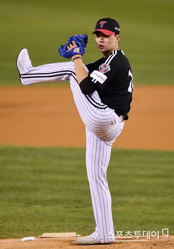 LG Cole Hamels Lee Min-ho is in the first game of the semi-playoffs of LG and Doosan in the 2020 professional baseball postseason at Seoul Jamsil-dongBaseball park on the 4th.2020.11.04.