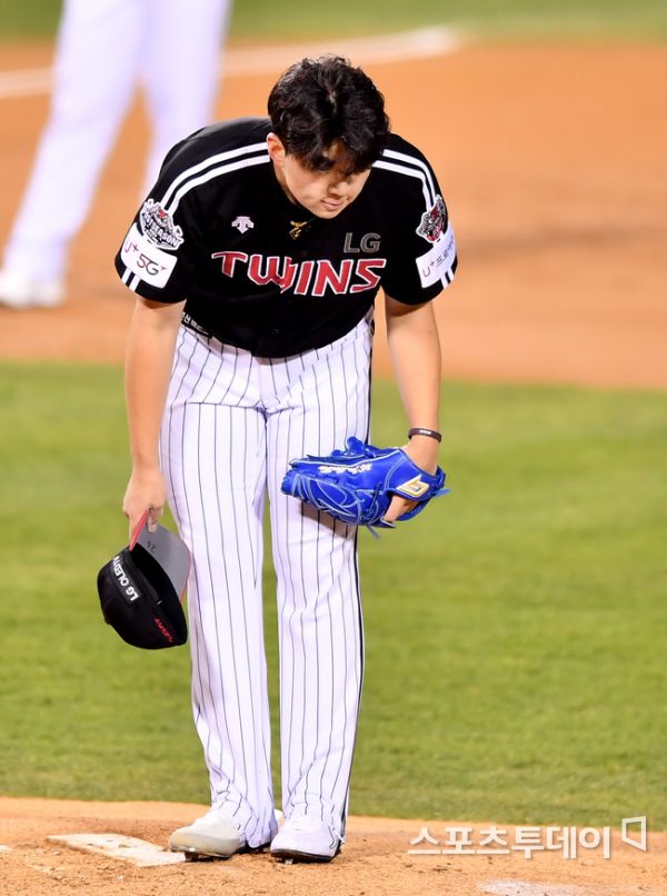 LG Cole Hamels Lee Min-ho, who threw a sand dune at the Doosan Hur Kyoung-min body in the first game of the 2020 professional baseball postseason LG and Doosans semi-playoff at the Jamsil-dongBaseball park in Seoul on the 4th, apologizes.2020.11.04.