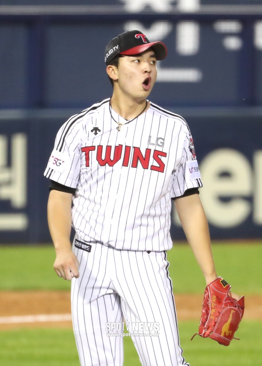 I think hes a big confidence, a friend who believes in his credit.The answer is back to Doosan Bears captain Oh Jae-il, 34, after asking the LG Twins Pitcher Lee Min-ho (19) how to attack.Doosan and LG will play the first game of 2020 Shinhan Bank SOL KBO semi-playoff at Jamsil-dongBaseball park on the 4th.Doosan heralded Chris Flexen and LG heralded Lee Min-ho as Cole Hamels respectively.Lee Min-ho is a right-hander who graduated from Whistle-Moongo and joined LG in the first nomination in 2020.2012 Korea Professional Baseball season 20Kyonggi with 4 wins, 4 losses, 9723 innings and 3.69 Earned run average.4 Kyonggi was saved, but he steadily gained first-team experience by going around the selection rotation.Coach Kim Tae-hyung said, There is a reason why a nineteen-year-old rookie comes out as Cole Hamels in the important Kyonggi.Kim said, Since the player has been good at LG, we have to send the new player to the big Kyonggi. We should analyze it as much as possible.Lee Min-ho has lost 1, 14 innings and earned average 2.57 after four (selected 2Kyonggi) appearances against Doosan this year.There is data, but Doosan players have yet to say Lee Min-ho is an unfamiliar pitcher.Oh Jae-il said: I think we should talk about how we will attack when we gather with our team members and analyze them, a young player, but I think hes a pitcher who really believes in his ball and throws it.I havent dealt with a lot, but I think its a big friend with confidence, a friend who believes in his ball, he explained.Kim Jae-ho said, It would be a good experience for this friend (Lee Min-ho), but it would be burdensome because it is a big Kyonggi.How we deal with it seems we should look at Lee Min-hos early conditions and think: there may be a stranger because we havent dealt with much.I will use the data well and try Kyonggi. Meanwhile, LG coach Ryu Jung-il said, Lee Min-ho is well prepared. Doosan is a team with strong defense and fast runners.We have to play a defense that does not give one base, and we have to play one more base to win. 