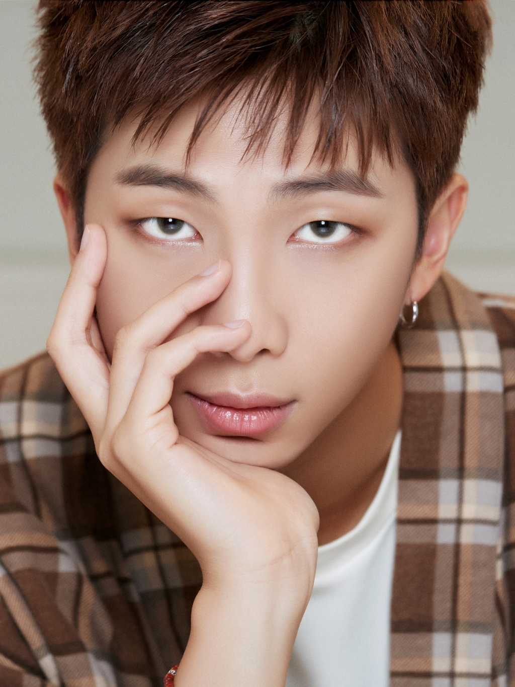 Group BTS RM released a concept photo of the new album Deluxe Edition (BE).BTS RM posted a concept photo on the 4th of the official SNS on the 4th, showing a sitting in Sofa in a room with a warm atmosphere.The close-up shot, which was impressive with intense eyes, also made former World fans excited.The RMs room, decorated with white and wood colors, gives a clean and warm feel overall.RM introduced the room in detail through the audio guide released on the official website of Big Hit Entertainment at the same time as the concept photo.It is the charm point of this room that is filled with warmth like in a product.I have decorated it with wood in a white interior that can feel comfortable without being tired as it is a room where I spend my daily life. The thing that best expresses me in this room is a wooden prop; it seems that all the trees in this room, from wooden pots, dolls, tables and walls, best represented me, RM added.BTS has been introducing concept photos for each member of Deluxe Edition (BE), which has been decorated according to their own tastes since the 2nd.Close-Up shots focused on the photos and faces of the room concept for each member, raising the hot interest and expectation of former World fans for the new album.Meanwhile, BTS will release its new album Deluxe Edition (BE) on the 20th and will release the performance of the new album title song Life Goes On for the first time in 2020 American Music Awards held on the 22nd (United States of America time).