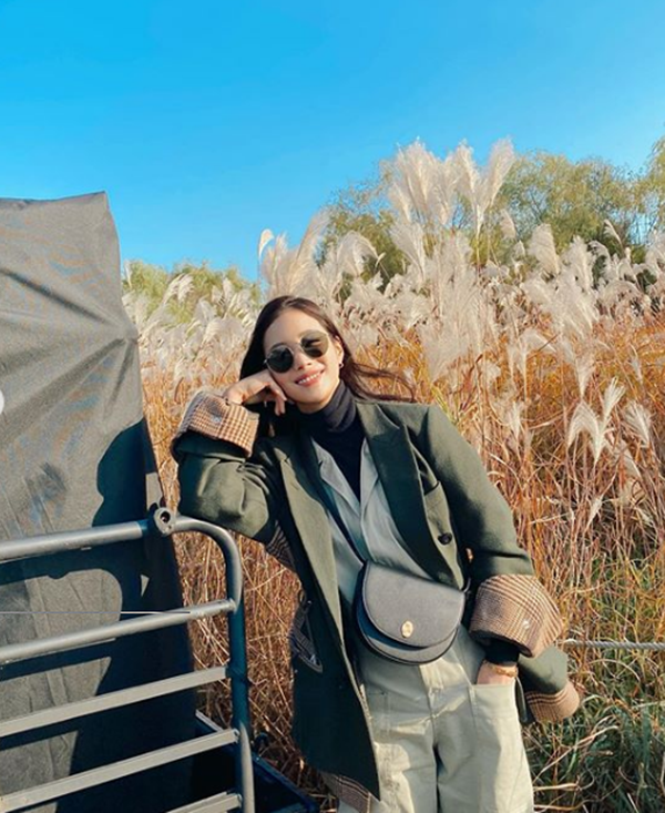 Actor Ki Eun-se showed off his sensible autumn fashion.On the 3rd, Ki Eun-se posted a picture on his instagram with the phrase It was so beautiful, the Han River was shining in the old way.The photo showed Gi Eun-se posing against a large truck, which matched a jacket with a checkered sleeve point and a beige jumpsuit.She added chic by wearing round sunglasses.The netizens responded that they were too pretty, tough, sunglasses are good.On the other hand, Ki Eun-se appeared on SBS FiL entertainment program Home Derela, which ended in August, and is constantly communicating with fans through SNS.Photos: Giving Instagram Capture