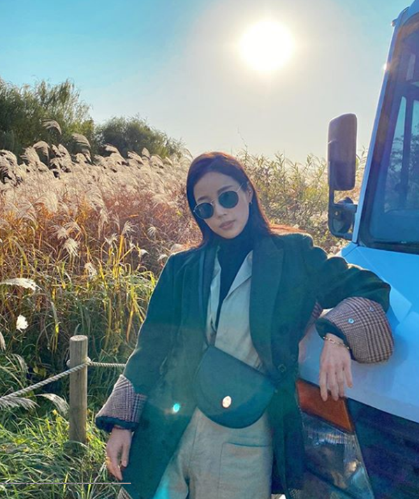 Actor Ki Eun-se presented a sensible autumn fashion.On the 3rd, Ki Eun-se posted a picture on his instagram with the phrase It was so beautiful, the Han River was shining in the old way.The released photo showed Ki Eun-se posing against a large truck, which matched a jacket and beige jumpsuit with checked sleeves as points.She added chic by wearing round sunglasses.The netizens responded that they were too pretty, tough, sunglasses are good.On the other hand, Ki Eun-se appeared on SBS FiL entertainment program Home Derela, which ended in August, and is constantly communicating with fans through SNS.PhotoKi Eun-se Instagram capture