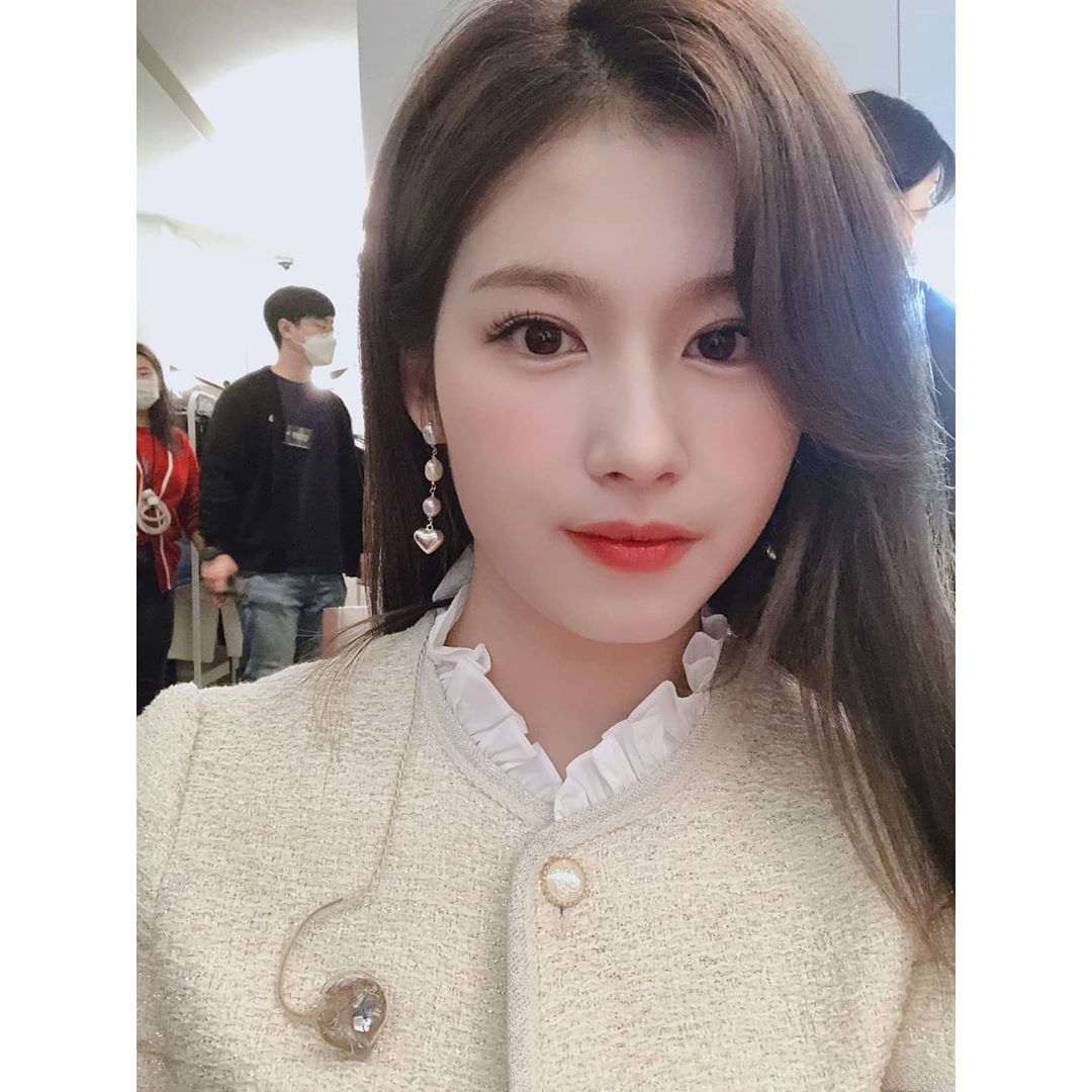 Group TWICE Sana celebrated the debut five-year anniversary.Sana said in a photo on the official Instagram of TWICE on the afternoon of the 3rd, Five-year anniversary came to Once a few days later!If we had not met, if TWICE Once was not one, it would have been a day of hard work, not nothing. It is amazing to celebrate each other like this.In the photo released together, there is a picture of Sana showing off his extraordinary visuals.On the other hand, TWICE released its second regular album Eyes wide open on October 26, and has been actively performing with the title song I CANT STOP ME.Photos • TWICE Official Instagram Capture