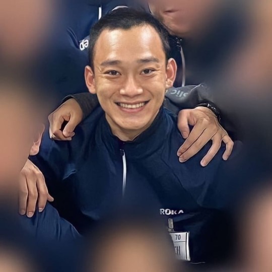 The current status of the group EXO Chen (real name Kim Jong Dae) has been revealed.Army Korea recently released a group photo of Chens training college, which fans gathered on online Community and SNS.In the open photo, Chen is building a bright Smile among the trainees, who showed off his dignified figure with his short hair and a shoulder.Chen entered Army Training on October 26 and started military service, and is currently in basic military training.Chen was at the center of the topic in January when he announced the news of marriage and pregnancy at the same time.Therefore, the possibility of full-time reserve service is also weighing.Chen announced on October 16th through the official fan Community Leison, I will give you a greeting to announce the military enlistment on October 26th.I will do my duty to my body and mind so that I can greet you with a more grown appearance during my service, so I hope you will be as beautiful and healthy as you are now.I always thank you and I love you, he added.As a result, Chen is the fourth member of EXO members to fulfill his military duty after XiuminEXO D.O., and Suho.Currently, Xiumin and EXO D.O. are serving active duty, and Suho is serving as a social worker.