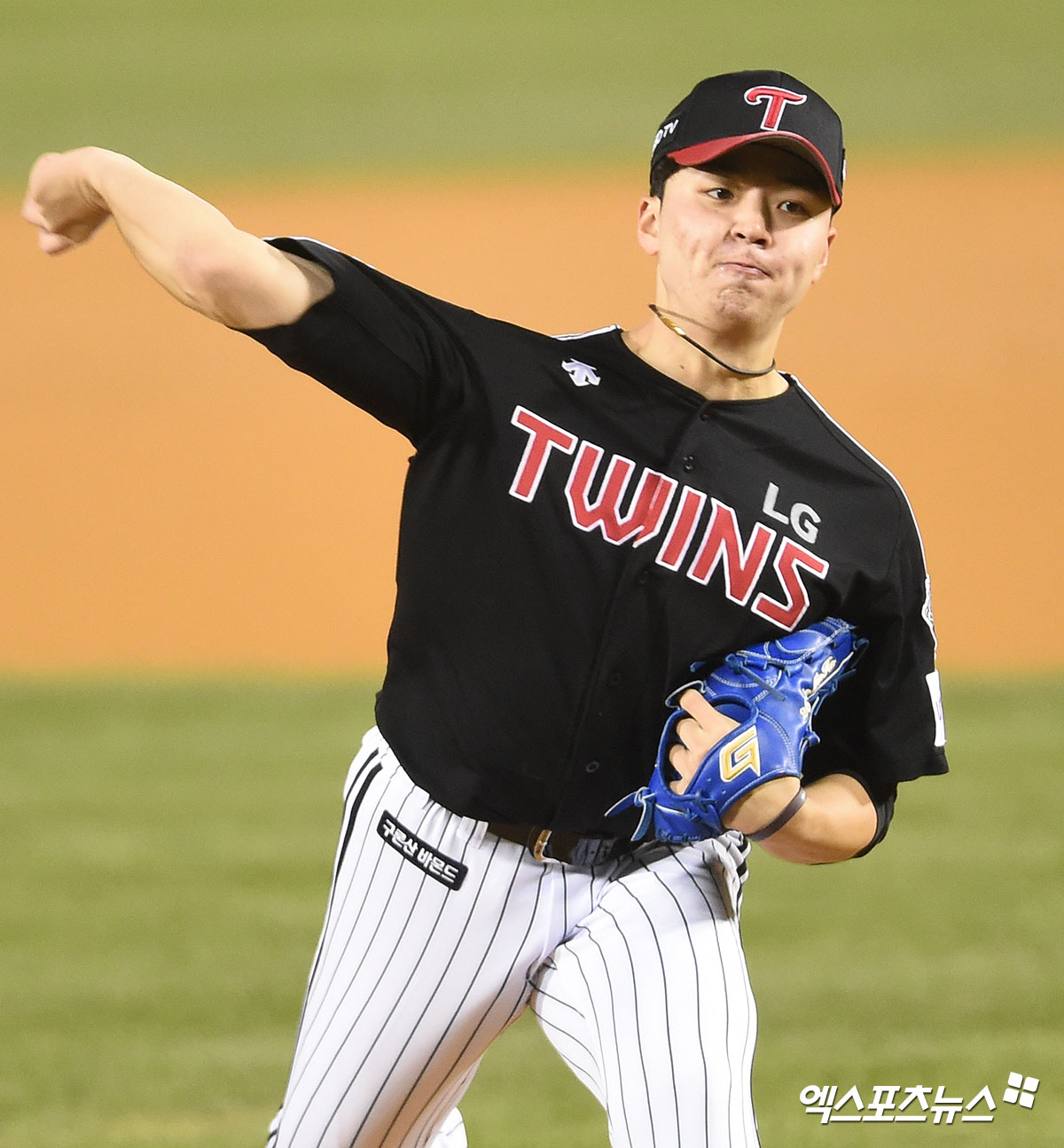 LG Twins and Doosan Bears semi-playoff first-round match at the 2020 Shinhan Bank SOL Postseason held at Jamsil-dongBaseball Park in Seoul Songpa District on the afternoon of the 4th, and LG Cole Hamels Lee Min-ho are throwing the ball vigorously at the end of the first inning.