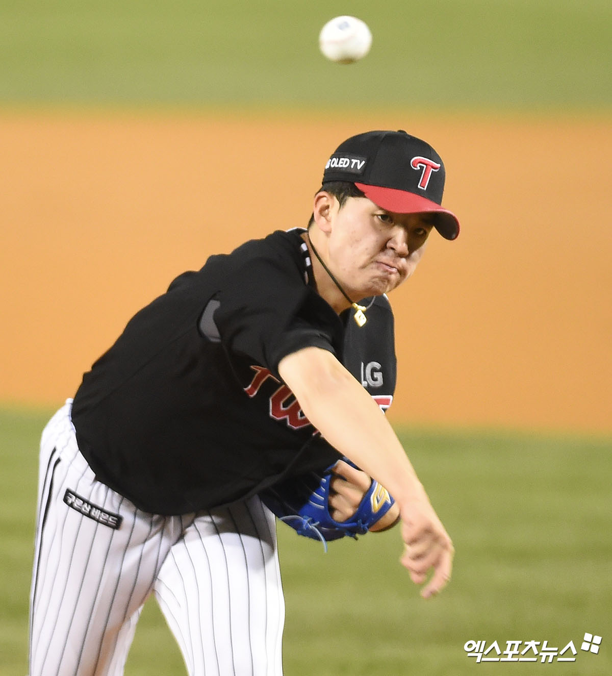 LG Twins and Doosan Bears semi-playoff first-round match at the 2020 Shinhan Bank SOL Postseason held at Jamsil-dongBaseball Park in Songpa-gu, Seoul on the afternoon of the 4th, and LG Cole Hamels Lee Min-ho are throwing the ball vigorously at the end of the first inning.