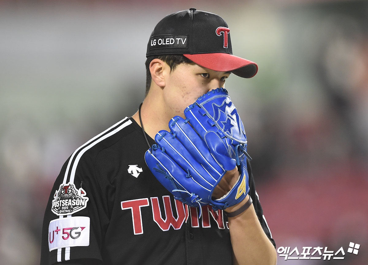 LG Cole Hamels Lee Min-ho, who finished the first game of the semi-playoffs of the 2020 Shinhan Bank SOL Postseason LG Twins and Doosan Bears at Jamsil-dongBaseball Park in Seoul Songpa District on the afternoon of the 4th, is heading for the dugout.