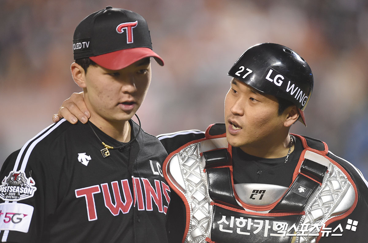LG Twins and Doosan Bears semi-playoff first leg match at the 2020 Shinhan Bank SOL Postseason held at Jamsil-dong Baseball Stadium in Songpa-gu, Seoul on the afternoon of the 4th, and LG starter Lee Min-ho, who finished defense at the end of the first inning, are heading for the dugout with the encouragement of Yu Kang Nam.