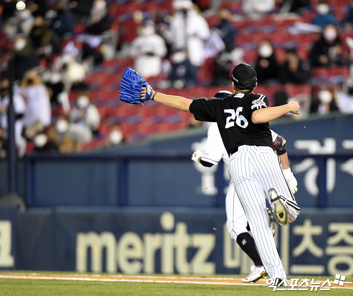 LG Twins and Doosan Bears semi-playoff first-round game held at Jamsil-dongBaseball Park in Songpa-gu, Seoul on the afternoon of the 4th, and LG Cole Hamels Lee Min-ho, the second-companyer, are catching Doosan Jung Soo-bins bunt and sending him to first base.