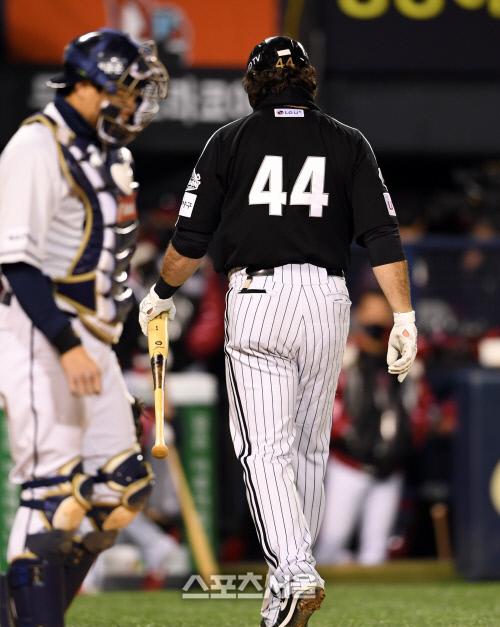 In the first game of the semi-playoff, the LG hitters were surprised, embarrassed and silent by the pitching of Doosan starter Flexen, who was fortunate to have four hits in the sixth inning.The reason LG was dragged out was that starter Lee Min-ho had a two-run homer at the end of the first inning, and Lee Min-ho sought stability and struggled.LG was not lucky. Flexens aggressive pitching, which seemed to be no tomorrow, led LG to strike out four leading batters in the sixth inning.All four hits came after one or two, so I did not have a chance to play against Flexen once.In particular, Kim Hyun-soo, who hit four homers against Doosan in the regular league, struck out two Strikings and Jordi Alba, who had expected four hits, struck out all four at-bats.Jordi Alba was seen lacking sense of hitting from a long-term void.Doosan also had seven hits in LGs bee-treasure baseball, but he won the game with Fernandezs homer and his ability to draw extra games with team batting every opportunity.LG sent out the lead hitter in the first, fourth and sixth innings, and Doosan scored all of them.