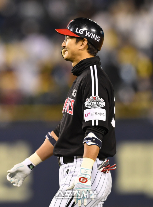 In the first game of the semi-playoff, the LG hitters were surprised, embarrassed and silent by the pitching of Doosan starter Flexen, who was fortunate to have four hits in the sixth inning.The reason LG was dragged out was that starter Lee Min-ho had a two-run homer at the end of the first inning, and Lee Min-ho sought stability and struggled.LG was not lucky. Flexens aggressive pitching, which seemed to be no tomorrow, led LG to strike out four leading batters in the sixth inning.All four hits came after one or two, so I did not have a chance to play against Flexen once.In particular, Kim Hyun-soo, who hit four homers against Doosan in the regular league, struck out two Strikings and Jordi Alba, who had expected four hits, struck out all four at-bats.Jordi Alba was seen lacking sense of hitting from a long-term void.Doosan also had seven hits in LGs bee-treasure baseball, but he won the game with Fernandezs homer and his ability to draw extra games with team batting every opportunity.LG sent out the lead hitter in the first, fourth and sixth innings, and Doosan scored all of them.