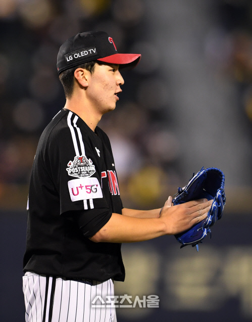 Lee Min-ho started the first leg of the 2020 KBO professional baseball semi-playoff at Jamsil-dong Stadium on the 4th and started in Doosan and Kyonggi, scoring 66 pitches, 5 hits, 1 home run, and 3 runs (three earned runs) in 3.1 innings.Lee Min-ho came out on 20 Kyonggi this season, winning 4-4 with an Earned run average of 3.69, and was the heavy player in his first postseason start.It is the first time in 30 years that LGs high school graduates will start the postseason.The start was not good: Lee Min-ho gave Hur Kyoung-min a ball that fits his body in the first pitch from the start.And he allowed Jose Miguel Fernandez a two-run homer to pass the right fence on the second pitch, which would be strained by the burden, but Lee Min-ho remained calm.After the run, Oh Jae-il - Kim Jae-hwan - Park Kun-woo blocked all the central batting lines leading to Park Kun-woo and finished the inning without additional runs.And while he allowed a bunt hit to Jung Soo-bin in the second inning, there was no special Danger.In the third inning, he walked to Fernandez and hit Kim Jae-hwan to the first scorer Danger; however, Park Kun-woo was out on a second baseman grounder to score no runs.Danger came in the fourth inning, giving up a walk to lead hitter Park Se-hyuk and hitting a heavy hitter against Kim Jae-ho.He caught the follow-up hitter Jung Soo-bin with a left fielder, but he hit a one-run double to Oh Jae-won.In the end, Lee Min-ho was replaced by Jin Hae-soo after giving a ball to Hur Kyoung-min again in the second and third bases.If Lee Min-ho became the winner Pitcher in Kyonggi on the day, he could become a high school graduate who won the first postseason start for the third time ever.The first start of the postseason for a high school graduate is only two times in professional baseball history.The first protagonist was Lotte Marts Jongseok Yeom, who won the semi-playoff first leg shutout against the Samsung Lions in 1992.It is the only record of all time for a high school graduate rookie to complete his first postseason appearance; Jongseok Yeom won the Rookie of the Year with 19 wins.The second was Doosan Kim Myung-jae, who led the team to a 1-0 victory in 2005 with four hits and no hits in five innings in the third game of the playoffs against Hanhwa.Lee Min-ho presses batters with a fastball that crosses 150km and a high-speed slider combination of 140km early.But in the Kyonggi, Lee Min-ho threw a slider and hit a home run to left-handed hitter Fernandez and a double to Oh Jae-won.The postseason uses all the data analyzed by the opponent like a microscope throughout the season to make a strategy.Lee Min-ho, a fastball and slider two-pitch style, can be seen as not crossing the wall of the Doosan veteran hitters goals and analysis.Lee Min-ho is also cutting down on the need for a new type and recently polishing curves and changeups.If you fully master a third species that can be used as a main weapon, Lee Min-hos power can be doubled.Lee Min-ho, who has confirmed both the bitter taste and possibility on the big stage of the postseason, is expected to grow further in the future as he has experienced.