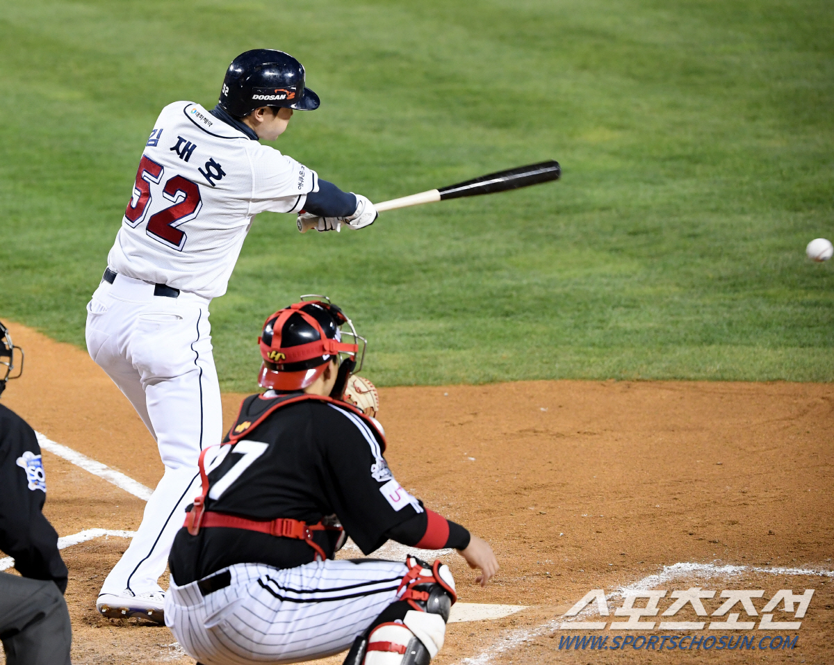 The power of power and operational performance, this is the strong advantage of the Bear Corps.The Doosan Bears took the lead with Jose Fernandezs two-run homer in the first inning and then took an extra chance in the fourth.Doosan Bench put on bunt operation for next batter Kim Jae-ho as front-runner Park Sei Hyok walked on.It was judged that adding a safe point could solidify the win: LG Twins starter Lee Min-ho sprinkled the first pitch.Kim Jae-ho, who was in a bunt position, changed his hitting form to a steel ball and hit a 143km / h fastball flying into the outside strike zone and hit a strong ground ball toward the center fielder.Park Sei Hyok, the first baseman who broke the start, went to third base with ease. LG defense was in a more difficult situation as the chance continued with the first and third bases.Kim Jae-hos Fake bunt and slash fits properly - a highly skilled one that requires quickness and excellent pioneering.Doosan could push Lee Min-ho even harder as Kim Jae-ho carried out the benchs operational instructions without a single mismatch.Jung Soo-bin then stepped down with a short fly from left field, but No. 9 Oh Jae-won pulled the slider in the middle of Lee Min-hos 141km and hit a double to hit the top of the right-handed fence.Doosan then made a grand slam with Hur Kyung-mins sand dune, but Fernandez stepped down to the bottle and finished the inning.