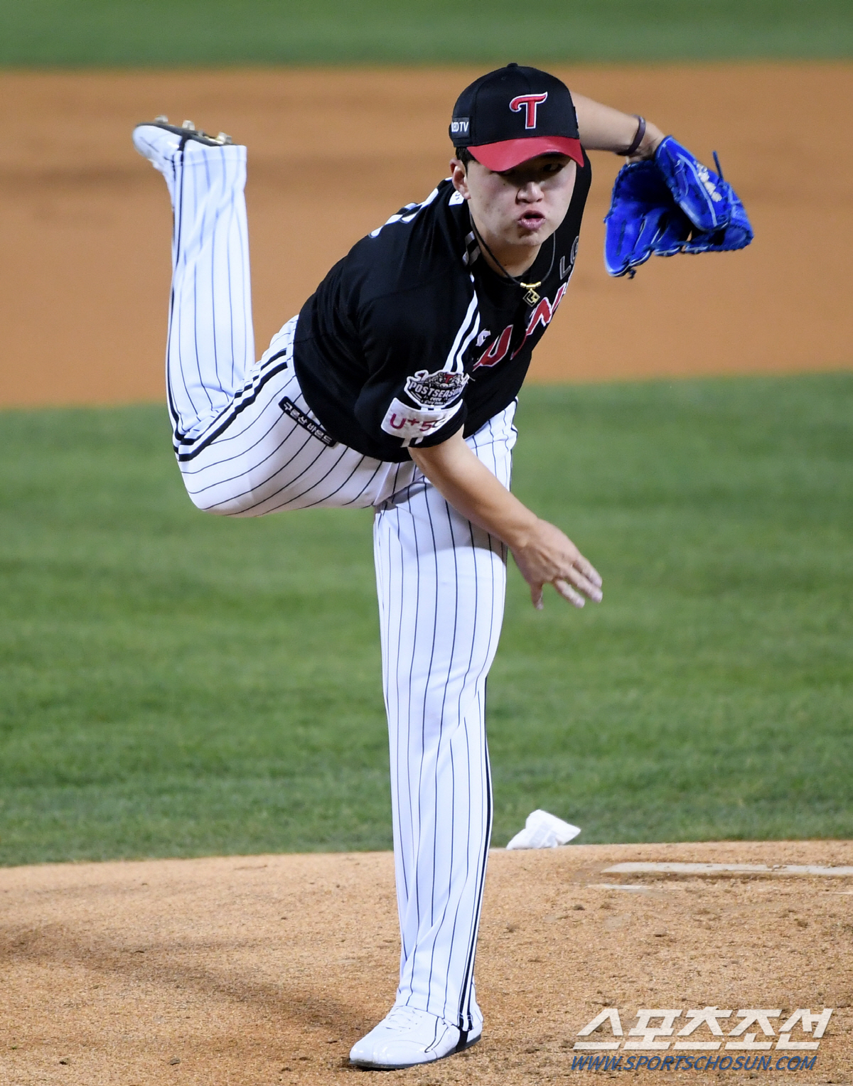 It is a clear income.The LG Twins are credited with accelerating the Mound generation replacement this year, with the young Pitchers strides.LG, who unearthed last years finalist Go Woo-seok and set-up man Jeong Woo-yeong, confirmed the growth potential of starter Pitcher Lee Min-ho and all-weather left-hander Kim Yun-stock this season.Lee Min-ho and Kim Yun-stock are newcomers who graduated from high school this year and joined.The two players made their postseason debut side by side, in the first game of the semi-playoff against the Doosan Bears at Jamsil-dong Stadium on the 4th.LG put Lee Min-ho as the starting pitcher on the day.It is unusual to have a high school graduate in the first game, which is considered to be the most important Kyonggi in the semi-PO of the three-game two-game winning system, but it was a natural choice when LGs starters were selected.Above all, I believed in Lee Min-hos position.Of course, Lee Min-ho had a good autumn baseball declaration ceremony, allowing five hits and four four sand dunes in 313 innings, allowing three runs to defeat.Although the ball was somewhat unstable, it is the evaluation of Ryu Jung-il after Kyonggi that he found a hopeful aspect.Ryu said, If I did not hit the homer in the first time, it would have been a good pitcher game. I want to express that I was the first starter of the postseason and hit the homer but saw a great possibility.Lee Min-ho showed off a heavy fastball up to 149km and a powerful slider around 140km while throwing 66 balls.He allowed a superior homer to Doosan José de San Martín Fernandez in the first inning, but he had a good 142km slider in the low-strike zone.Lee Min-ho, who has played five starts this regular season, has only failed to fill five of 16 starts.The remaining 15 Kyonggi pitched more than five innings, all of which showed potential in the inning digestive capacity, the first qualifying pick for the starter.He was only 4-4 with a lack of help from the batting line and Bullpen, but he was stable with an Earned run average of 3.69 and a hit rate of 2.4.49.The Earned run average is 2.80, except for the Lotte Mart Giants, who have allowed 10 runs in 113 innings on September 7.It is a figure that shows the qualities to grow into the next generation ace.Kim Yun-stock made his way to the bottom of the eighth inning, trailing 0-4, and cooked three batters lightly in one inning.Although the game was in a situation, Doosan Park Se-hyuk Kim Jae-ho threw nine balls and handled them with first baseman ground ball and center fielder fly ball.Kim Yun-stock made his way to 23 Kyonggi, going between regular-season starts and Bullpen.Kim Yun-stock, who has 2 wins, 4 losses, 2 holds and Earned run average 6.25, is not a key member in the selection and Bullpen yet, but is evaluated as having laid the foundation for expanding its utilization as a left-handed Pitcher.It is a spirit that can be a force for LG Mound, no matter which position of starter, long relief, left-handed specialist, set-up man.It has a variety of fastballs, curves, pitches, changeup, sliders, etc. in the mid 140km range, and it is expected that it will grow scary if it complements the power of the ball like Lee Min-ho.