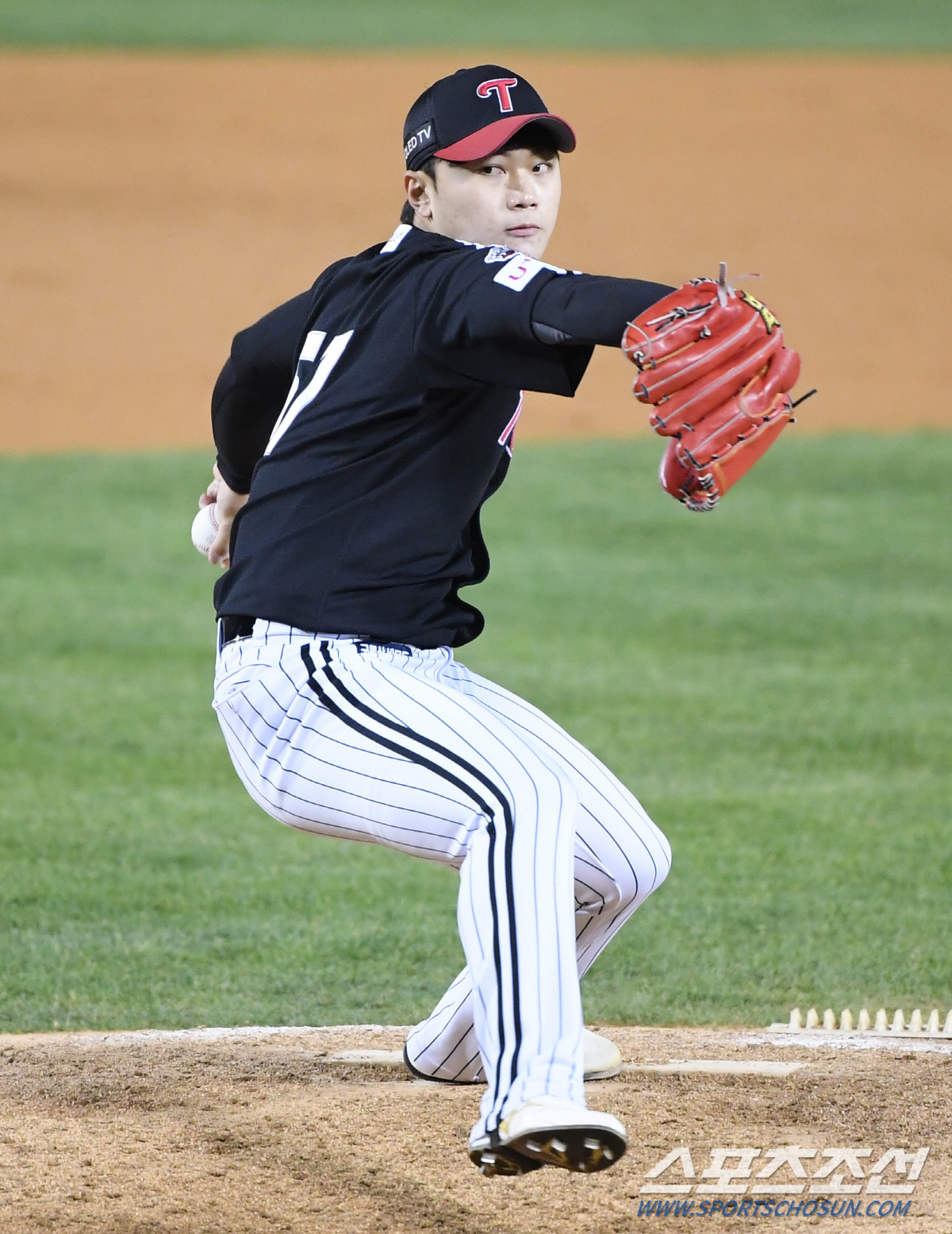 It is a clear income.The LG Twins are credited with accelerating the Mound generation replacement this year, with the young Pitchers strides.LG, who unearthed last years finalist Go Woo-seok and set-up man Jeong Woo-yeong, confirmed the growth potential of starter Pitcher Lee Min-ho and all-weather left-hander Kim Yun-stock this season.Lee Min-ho and Kim Yun-stock are newcomers who graduated from high school this year and joined.The two players made their postseason debut side by side, in the first game of the semi-playoff against the Doosan Bears at Jamsil-dong Stadium on the 4th.LG put Lee Min-ho as the starting pitcher on the day.It is unusual to have a high school graduate in the first game, which is considered to be the most important Kyonggi in the semi-PO of the three-game two-game winning system, but it was a natural choice when LGs starters were selected.Above all, I believed in Lee Min-hos position.Of course, Lee Min-ho had a good autumn baseball declaration ceremony, allowing five hits and four four sand dunes in 313 innings, allowing three runs to defeat.Although the ball was somewhat unstable, it is the evaluation of Ryu Jung-il after Kyonggi that he found a hopeful aspect.Ryu said, If I did not hit the homer in the first time, it would have been a good pitcher game. I want to express that I was the first starter of the postseason and hit the homer but saw a great possibility.Lee Min-ho showed off a heavy fastball up to 149km and a powerful slider around 140km while throwing 66 balls.He allowed a superior homer to Doosan José de San Martín Fernandez in the first inning, but he had a good 142km slider in the low-strike zone.Lee Min-ho, who has played five starts this regular season, has only failed to fill five of 16 starts.The remaining 15 Kyonggi pitched more than five innings, all of which showed potential in the inning digestive capacity, the first qualifying pick for the starter.He was only 4-4 with a lack of help from the batting line and Bullpen, but he was stable with an Earned run average of 3.69 and a hit rate of 2.4.49.The Earned run average is 2.80, except for the Lotte Mart Giants, who have allowed 10 runs in 113 innings on September 7.It is a figure that shows the qualities to grow into the next generation ace.Kim Yun-stock made his way to the bottom of the eighth inning, trailing 0-4, and cooked three batters lightly in one inning.Although the game was in a situation, Doosan Park Se-hyuk Kim Jae-ho threw nine balls and handled them with first baseman ground ball and center fielder fly ball.Kim Yun-stock made his way to 23 Kyonggi, going between regular-season starts and Bullpen.Kim Yun-stock, who has 2 wins, 4 losses, 2 holds and Earned run average 6.25, is not a key member in the selection and Bullpen yet, but is evaluated as having laid the foundation for expanding its utilization as a left-handed Pitcher.It is a spirit that can be a force for LG Mound, no matter which position of starter, long relief, left-handed specialist, set-up man.It has a variety of fastballs, curves, pitches, changeup, sliders, etc. in the mid 140km range, and it is expected that it will grow scary if it complements the power of the ball like Lee Min-ho.