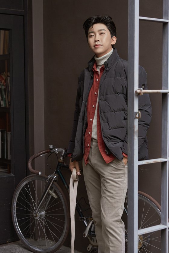 Singer Lim Young-woong joins good fashion processionMadewell 1937 (WELLMADE), a lifestyle fashion shop where Lim Young-woong is working as a model, opened a picture with Lim Young-woong on the 5th.Lim Young-woong in the picture attracts attention by showing a gorgeous layered look. Especially, the picture taken with the puppy is gathering topics with cute charm.The jumper worn by Lim Young-woong used a Responsibility Down Standard (RDS) certified filler that considered animal welfare and ethics.RDS certified fillers are certified by transparently managing all supply chains through a clear tracking system, and are fillers that guarantee that they have used only wool that has not acted in relation to animal abuse.Meanwhile, Lim Young-woong swept the top of the main soundtrack chart with a new single hero released on the 4th.