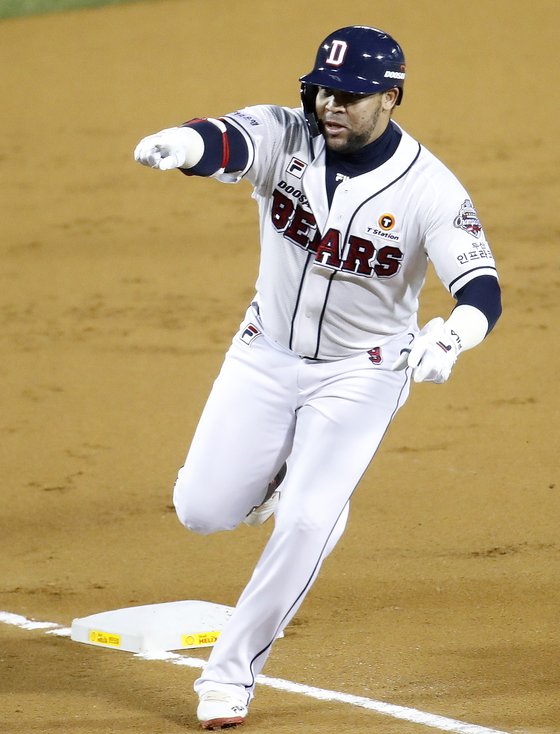 The Des-type Jose Miguel Fernandez (32 and Doosan Bears) opened a miracle-bound door.Doosan won 4-0 in the first leg of the LG Twins and the 2020 KBO semi-playoff (two wins against JunPO) at Jamsil Stadium in Seoul on the 4th.The odds of entering the playoffs (PO) in the first game victory in the semi-PO of the previous three games were 100% (16 times).Doosan, the team that won the championship last season, is participating in the postseason as the third place this year. He has been noted as a miracle team since starting from third place in 2015.This year, with the first Kyonggi victory of the semi-PO, we started a miracle five years ago.Doosans bat started the fire at the end of the first inning, with Fernandez hitting a slider from opponent Lee Min-ho to shoot a two-run gun that turned over the right fence at first base.Fernandez hit 199 hits in the regular season and released Han, who stopped at the 200-hit threshold, with his first at-bat home run in the fall baseball season.I had to keep up with my luck to get 200 hits, but I didnt, Fernandez said. Ive been eager to play fall baseball since then, and Im glad I got home runs from the first at-bat.Fernandez had one hit (one homer) and two RBIs in three at-bats on the day.Recently, as singer Na Hoon-ahs song Tess-type became a big topic, Fernandez became nicknamed Des-type.Fernandez, who has been a hitter for the second consecutive year, has slowed down in baseball last fall, hitting only one hit in 13 at-bats in the Kiwoom Heroes and the Korean Series.This year, he was able to maintain his sense of hitting by playing his first postseason Kyonggi in five days after the end of the regular season.Doosan scored 4-0 in the fourth and sixth innings with a one-run RBI by Oh Jae-won, respectively; Oh Jae-won went 3-for-2 with two RBIs.The mound was solid.Choi Won-joon (1/3 innings), Lee Seung-jin (3/2 innings) and Lee Young-ha (1 innings) followed Cole Hamels Cristiano Ronaldo Flexen (6 innings) to block the LG batting line with no runs.The second round of the semi-PO will be held at the same place at 6:30 pm on the 5th.Doosan heralded Raul Alcantara (28 and the Dominican Republic), and LG heralded Tyler Brian Wilson (31 and the United States) as Cole Hamels.Alcantara has won 20 games (two losses) this season, making him the most successful player, with two wins and one loss and a 3.12 ERA against LG.Brian Wilson, who won 10 (eight losses), did not appear in Kyonggi due to an elbow pain at the end of the regular season, but recovered calmly with autumn baseball in mind.He was unsettled at 1 loss and 4.50 ERA against Doosan this year.11K scoreless ... blockade of LGs batting lineHot The Player Cristiano Ronaldo FlexenDoosan Cristiano Ronaldo Flexen led the first edition of Fall Baseball to victory and was named MVP.Flexen was injured in mid-July and was away for more than two months; however, he made better pitches after his return, especially in October, the match-winning spot.It has changed completely, said LG coach Ryu Jung-il, who was in the first game of the semi-PO, what is going on in Icheon (with two Doosans)?Flexen scored a scoreless victory with four hits and 11 strikeouts in six innings for LG, throwing 68 of the 106 pitches at the Four Sim Fastball (155 km/h).It was also effective to use the curve in the second half. Two runs with three balls...Tears at 19cold the player Lee Min-hoLG Bench scored 19-year-old pitcher Lee Min-ho as a starter in the first game of the semi-PO, and he bought high balls that were rarely nervous on the mound even when he was young.Lee Min-ho was the first Kyonggi to play in front of a large crowd (11,600) since his debut.Lee Min-hos first pitch was headed to the left shoulder of Doosan No.1 hitter Hur Kyoung-min, a fit ball.The second ball became a ball, and the third was passed out of the fence by Fernandez.Coincidentally, Lee Min-hos last pitch in the fourth was also hit by Hur Kyoung-min, who hit three innings and a third innings, five hits, four four-sand-sand four runs and three runs.Doosan 4-0 LG professional baseball semi-playoff first leg Fernandez first-time final two-run home run second leg Alcantara vs Brian Wilson selection match