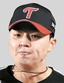The Des-type Jose Miguel Fernandez (32 and Doosan Bears) opened a miracle-bound door.Doosan won 4-0 in the first leg of the LG Twins and the 2020 KBO semi-playoff (two wins against JunPO) at Jamsil Stadium in Seoul on the 4th.The odds of entering the playoffs (PO) in the first game victory in the semi-PO of the previous three games were 100% (16 times).Doosan, the team that won the championship last season, is participating in the postseason as the third place this year. He has been noted as a miracle team since starting from third place in 2015.This year, with the first Kyonggi victory of the semi-PO, we started a miracle five years ago.Doosans bat started the fire at the end of the first inning, with Fernandez hitting a slider from opponent Lee Min-ho to shoot a two-run gun that turned over the right fence at first base.Fernandez hit 199 hits in the regular season and released Han, who stopped at the 200-hit threshold, with his first at-bat home run in the fall baseball season.I had to keep up with my luck to get 200 hits, but I didnt, Fernandez said. Ive been eager to play fall baseball since then, and Im glad I got home runs from the first at-bat.Fernandez had one hit (one homer) and two RBIs in three at-bats on the day.Recently, as singer Na Hoon-ahs song Tess-type became a big topic, Fernandez became nicknamed Des-type.Fernandez, who has been a hitter for the second consecutive year, has slowed down in baseball last fall, hitting only one hit in 13 at-bats in the Kiwoom Heroes and the Korean Series.This year, he was able to maintain his sense of hitting by playing his first postseason Kyonggi in five days after the end of the regular season.Doosan scored 4-0 in the fourth and sixth innings with a one-run RBI by Oh Jae-won, respectively; Oh Jae-won went 3-for-2 with two RBIs.The mound was solid.Choi Won-joon (1/3 innings), Lee Seung-jin (3/2 innings) and Lee Young-ha (1 innings) followed Cole Hamels Cristiano Ronaldo Flexen (6 innings) to block the LG batting line with no runs.The second round of the semi-PO will be held at the same place at 6:30 pm on the 5th.Doosan heralded Raul Alcantara (28 and the Dominican Republic), and LG heralded Tyler Brian Wilson (31 and the United States) as Cole Hamels.Alcantara has won 20 games (two losses) this season, making him the most successful player, with two wins and one loss and a 3.12 ERA against LG.Brian Wilson, who won 10 (eight losses), did not appear in Kyonggi due to an elbow pain at the end of the regular season, but recovered calmly with autumn baseball in mind.He was unsettled at 1 loss and 4.50 ERA against Doosan this year.11K scoreless ... blockade of LGs batting lineHot The Player Cristiano Ronaldo FlexenDoosan Cristiano Ronaldo Flexen led the first edition of Fall Baseball to victory and was named MVP.Flexen was injured in mid-July and was away for more than two months; however, he made better pitches after his return, especially in October, the match-winning spot.It has changed completely, said LG coach Ryu Jung-il, who was in the first game of the semi-PO, what is going on in Icheon (with two Doosans)?Flexen scored a scoreless victory with four hits and 11 strikeouts in six innings for LG, throwing 68 of the 106 pitches at the Four Sim Fastball (155 km/h).It was also effective to use the curve in the second half. Two runs with three balls...Tears at 19cold the player Lee Min-hoLG Bench scored 19-year-old pitcher Lee Min-ho as a starter in the first game of the semi-PO, and he bought high balls that were rarely nervous on the mound even when he was young.Lee Min-ho was the first Kyonggi to play in front of a large crowd (11,600) since his debut.Lee Min-hos first pitch was headed to the left shoulder of Doosan No.1 hitter Hur Kyoung-min, a fit ball.The second ball became a ball, and the third was passed out of the fence by Fernandez.Coincidentally, Lee Min-hos last pitch in the fourth was also hit by Hur Kyoung-min, who hit three innings and a third innings, five hits, four four-sand-sand four runs and three runs.Doosan 4-0 LG professional baseball semi-playoff first leg Fernandez first-time final two-run home run second leg Alcantara vs Brian Wilson selection match