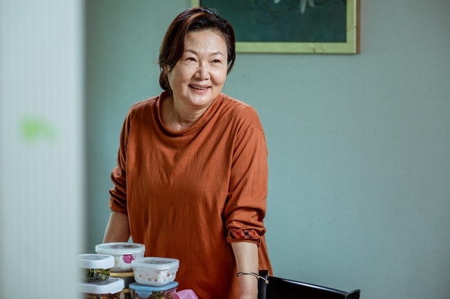 Actor Kim Hae-sook is proving the Great Actor class.TVN Saturday Drama StartUp (director Oh Chung-hwan/playplayplayplayplayer Park Hye-ryun) is a drama that draws the beginning (START) and growth (UP) of young people who have entered StartUp dreaming of success in Silicon Valley in Korea.Among them, Kim Hae-sook is attracting attention by emitting young actors and shining chemi.Choi Won-deok (Kim Hae-sook), who was divided by Kim Hae-sook, took charge of Granddaughter Seo Dal-mi (Bae Su-ji), who lost his father, and gave warmth to him as a person full of warmth, taking care of the orphan Han Ji-pyeong (Kim Sun-ho), who has no place to go.Above all, I was so happy that I made a pen pal friend named Namdo Mountain for my mother and sister and my heartbreaking Granddaughter.Especially to Seo Dal-mi, who hit the wall of high reality, You are Cosmos. It is still spring. If you wait carefully, you will be the most beautiful in autumn.So dont be too nervous. He added a heartfelt Cheering to Han Ji-pyeong, who appeared in 15 years, Why are you here? Are you sick?Is there nowhere else to go? He also made the eyes of those who showed concern, not resentment.Above all, Choi Won-deoks character is hard to imagine a person who is not Kim Hae-sook.One word that Choi Won-deok, who has been completed with her long-standing inner work, gives deep comfort to the youth who lives beyond Seo Dal-mi, Namdosan (Nam Joo-hyuk), and Han Ji-pyeong.In addition, the ability to freely convert the atmosphere of each scene is also perfect.In addition to giving a smile to Seo Dal-mi, Han Ji-pyeong and Titicaka Chemi, they are giving a deep echo while touching the inside of their sorry and precious eyes with only one gesture.bak-beauty