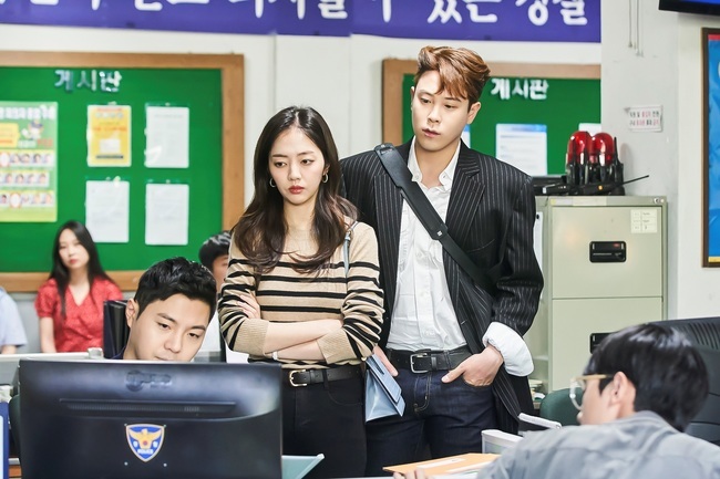 Pyo Ji-hoon X Baek Soo-min, who was on his first Date, was captured at the police station.On November 5, JTBC gilt drama The Number of Cases (directed by Choi Sung-beom/playplayplay by Cho Seung-hee) released meaningful events that occurred to Jin Sang-hyuk (played by Pyo Ji-hoon), Hanjin Joo (played by Baek Soo-min), Kim Yeong-hee (played by Ahn Eun-jin) and Shin Hyun-jae (played by Choi Chan-ho).In the last broadcast, the story of young people who are worried about love in their respective situations was drawn.Lee Soo (Woo Sung-woo), Yu Yeon (Shin Ye-eun) and On Jun-su (Kim Dong-joon) reunited after a months time.The three of them were shaking their minds in a relationship that was not over yet, and Hanjin started dating for the first time in his life, and Jin Sang Hyuks jealousy continued.Then it was revealed that Hanjins boyfriend was a fraud. Jin Sang-hyuk, who comforted the injured Hanjin, confessed his favorite heart.The air, which changed quickly between the two, predicted a new pink development, while Kim Yeong-hee found out that her mother Oh Yoon-ja (Yoon Bok-in) had stomach cancer.Kim Young-hee, who eventually gave up his proposal after looking back at his reality, was saddened.The number of cases is releasing the love of more colorful youths as they enter the second half.Lee Soo, Yeon Yeon, and On Junsus triangular romance peaked, and the changes in their friends in the decade were also interesting.Jin Sang-hyuk and Hanjin Ju, who are in the movie, are caught and stimulate curiosity.However, Jin Sang Hyuk and Hanjin Joo, captured in the police station in the following photos, add to the incident that happened to them.Kim Young-hee, who is holding on to reality with love, is also in crisis for a new and current couple. Kim Young-hees heart, which she found out her mother was sick, became heavy.Kim Yeong-hee, who met Shin Hyun-jae, is shaking his head. His eyes are sad because he can not look at Shin Hyun-jae.The new present, who noticed this, hugs Kim Young-hee deeper, and the embrace of the long-time lover who has always been thrilled brings out the most affectionate feelings.In the 11th and 12th episodes broadcast this week, the heart of Don Lee Soo and the case of Yeon start to get closer.Once again, the romance of other youths is unfolded in earnest, along with the story of two men and women who meet the decisive timing. Jin Sang-hyuk, who has already confessed his mind, goes straight to Hanjinju.Starting with a lunch box full of hearts, Jin Sang-hyuk appeals to his charm.On the other hand, Kim Young-hees mother Oh Yoon-ja eventually climbs to the operating table, and Shin Hyun-jae keeps Kim Young-hees side as usual.bak-beauty