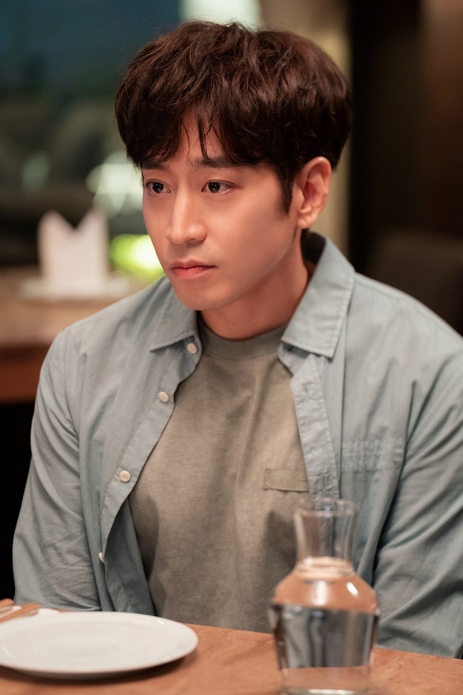 The Psychological Warfare of Spy who loved me Moon Jung Hyuk, Yoo In-na, Lim Ju-hwan begins.MBC tree mini series Spy who Loved Me (directed by Lee Jae-jin/playplayed by Lee Ji-min) unveiled a breathtaking dinner of Jeon Ji-hoon (Moon Jung-hyuk), Young In-na and Derek Hyun (Lim Ju-hwan) on November 5, ahead of the 5th broadcast.In the last broadcast, Jeon Ji-hoon and Kang beautiful promised Confidential Assignment.Jeon Ji-hoon, who revealed his secret police status, formally requested cooperation in the investigation, and Kang beautifully took his hand for Sophie (An So-hee).The wonderful confrontation between the divorce couple who took off the misunderstanding and the wound raised the curiosity about the future development.The three-way face-to-face ending with Derek Hyun, who faced exquisite timing, raised expectations for the intelligence of the entangled people.The breathtaking dinners of Jeon Ji-hoon, Kang-eum and Derek County, which are caught in the meantime, spark curiosity.It is interesting to see Jeon Ji-hoon, who turned on the slick travel writer mode, Derek Hyun, who wore the mask of Inspector George Gently foreign official, and the restless beauty between the two.Inspector George Gently greets Derek Hyun with a smile, and the poker face of Jeon Ji-hoon, who does not take his eyes off, stimulates curiosity.Derek, the current husband of Kang, is a key figure in the industrys Spy Secret organization Helmes, which is tracked by Secret Police.In particular, Sophie, an informant, has been questioned about the information of Helmes, and their meeting heightens tension.As if they do not know each others identity, the dizzying psychological warfare of the two men causes breath stop.Jeon Ji-hoon and Confidential Assignment started and Derek Hyun created a secret.Each of them is focused on the unpredictable intelligence of those with Secrets.In the fifth inning, Jeon Ji-hoon and Kang-beam, who were chasing Sophies death, face the unexpected truth. Derek Hyun is also expected to launch a new operation to recover Sophies death.bak-beauty