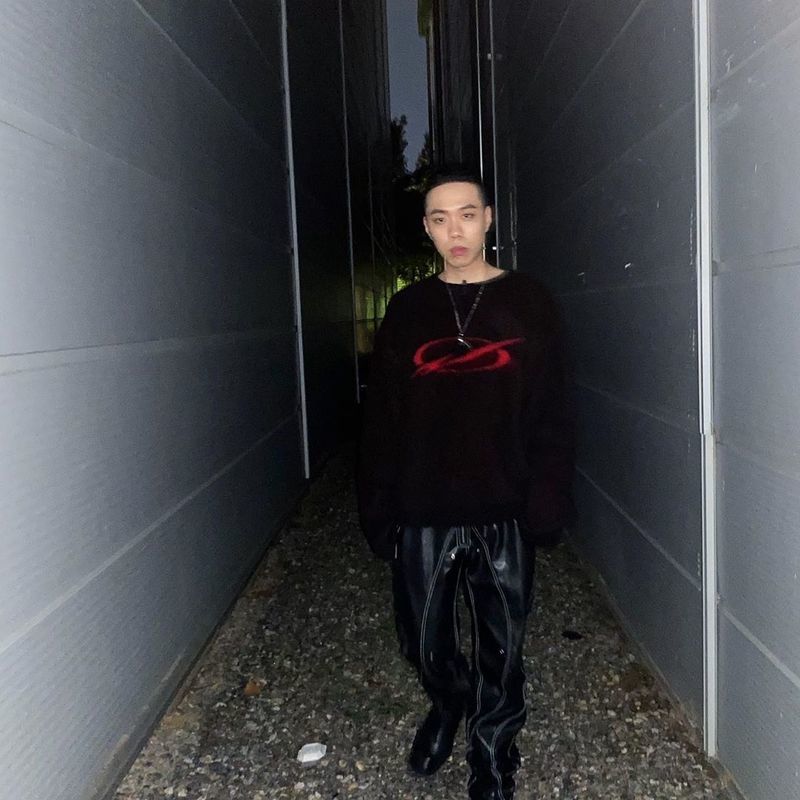 Rapper BewhY has revealed its current status through SNS.BewhY posted several photos on his SNS on the 5th of November with an article entitled Creating Time.BewhY in the photo shows a chic look with all black fashion.Meanwhile, BewhY had a private wedding with her girlfriend, who she dated for eight years on October 31; BewhY is appearing on Mnet Show Me the Moneyjang hee-soo