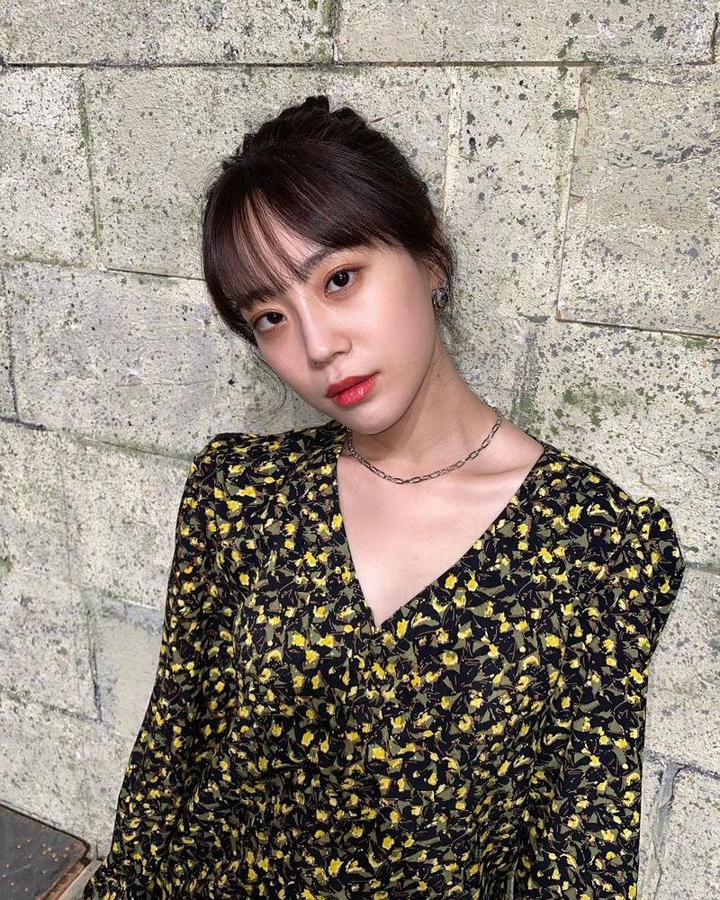 Girl group KARA Heo Young has revealed its current status.Heo Young posted a photo on her Instagram page on November 5 with a floral emoji.Heo Young, who was in the public photo, looked at the camera with a chic look, especially the lovelyness that came out of the chicness.Heo Young is appearing on YouTube Latte art world.Yeji Lee