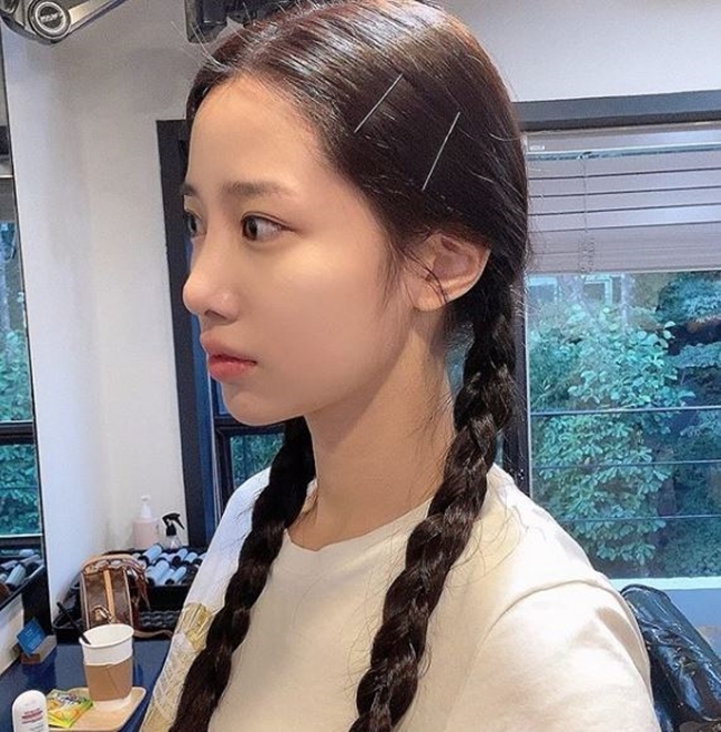 Group Berry Good Johyun has completely digested the five-haired hair.Johyun posted a picture on his personal instagram on November 5 with an article entitled Finally, todays first room. Movie is released today.The photo shows Johyun staring somewhere with a bifurcation hairstyle.The appearance of radiating beauty without colorful ornaments is admirable.kim no-eul