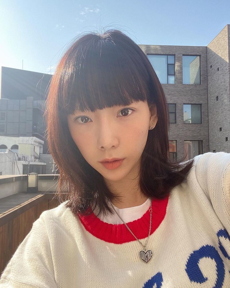 Taeyeon showed off her youthful charm.Girls Generation Taeyeon posted three photos on her instagram on November 5.In the open photo, Taeyeon is smiling slightly while wearing an overfit knit.Taeyeon further doubled her fresh beauty with modest make-up and Ilja Gort bangs.bak-beauty