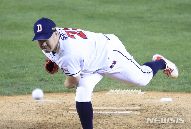 The Korea Baseball Organization (KBO) announced the list of unsold players ahead of Doosan and LGs second leg of the 2020 professional baseball semi-playoff at Jamsil Stadium on the 5th.Doosan ruled out Yoo Hee-kwan and Flexen, while LG ruled out Lee Min-ho and Casey Kelly Clarkson on the roster.Flexen and Lee Min-ho were the starters in the first leg of the previous day (on the fourth).If Game 3 is held, there is a high chance that Yoo Hee-kwan and Kelly Clarkson will be on the starting mound.Meanwhile, Doosan held the first leg and subdued the steamer; if Doosan wins the second, the third leg will not open.LG is showing its willingness to win the second game and take the game to the third game.